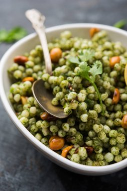 Hariyali sabudana khichdi düzenli Sago khichadi kişniş, biber ve yer fıstığı kullanılarak yapılan lezzetli bir büküm