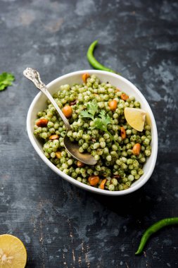 Hariyali sabudana khichdi düzenli Sago khichadi kişniş, biber ve yer fıstığı kullanılarak yapılan lezzetli bir büküm