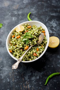 Hariyali sabudana khichdi düzenli Sago khichadi kişniş, biber ve yer fıstığı kullanılarak yapılan lezzetli bir büküm