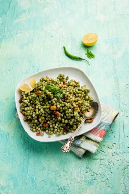 Hariyali sabudana khichdi düzenli Sago khichadi kişniş, biber ve yer fıstığı kullanılarak yapılan lezzetli bir büküm