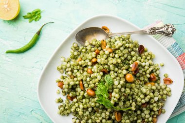 Hariyali sabudana khichdi düzenli Sago khichadi kişniş, biber ve yer fıstığı kullanılarak yapılan lezzetli bir büküm