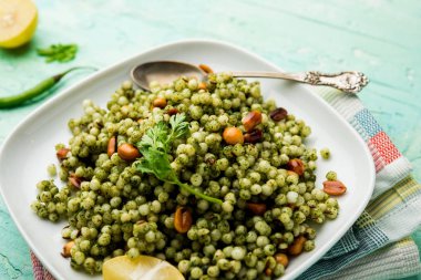 Hariyali sabudana khichadi düzenli Sago khichadi kişniş, biber ve yer fıstığı kullanılarak yapılan lezzetli bir büküm