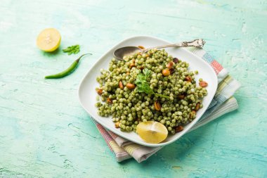 Hariyali sabudana khichadi düzenli Sago khichadi kişniş, biber ve yer fıstığı kullanılarak yapılan lezzetli bir büküm