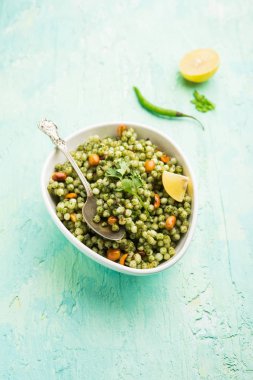 Hariyali sabudana khichadi düzenli Sago khichadi kişniş, biber ve yer fıstığı kullanılarak yapılan lezzetli bir büküm