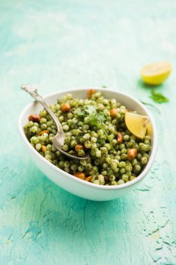 Hariyali sabudana khichadi düzenli Sago khichadi kişniş, biber ve yer fıstığı kullanılarak yapılan lezzetli bir büküm