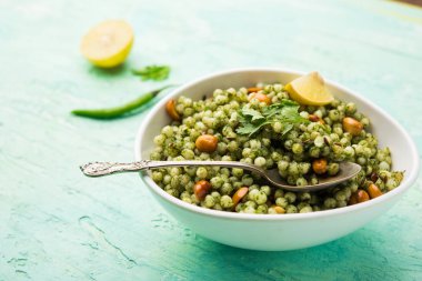 Hariyali sabudana khichadi düzenli Sago khichadi kişniş, biber ve yer fıstığı kullanılarak yapılan lezzetli bir büküm