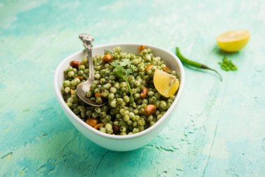 Hariyali sabudana khichadi düzenli Sago khichadi kişniş, biber ve yer fıstığı kullanılarak yapılan lezzetli bir büküm