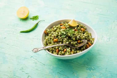 Hariyali sabudana khichadi düzenli Sago khichadi kişniş, biber ve yer fıstığı kullanılarak yapılan lezzetli bir büküm