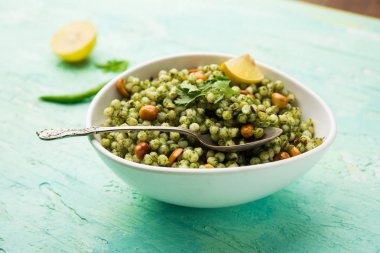 Hariyali sabudana khichadi düzenli Sago khichadi kişniş, biber ve yer fıstığı kullanılarak yapılan lezzetli bir büküm