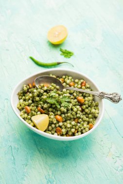 Hariyali sabudana khichadi düzenli Sago khichadi kişniş, biber ve yer fıstığı kullanılarak yapılan lezzetli bir büküm