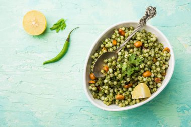 Hariyali sabudana khichadi düzenli Sago khichadi kişniş, biber ve yer fıstığı kullanılarak yapılan lezzetli bir büküm