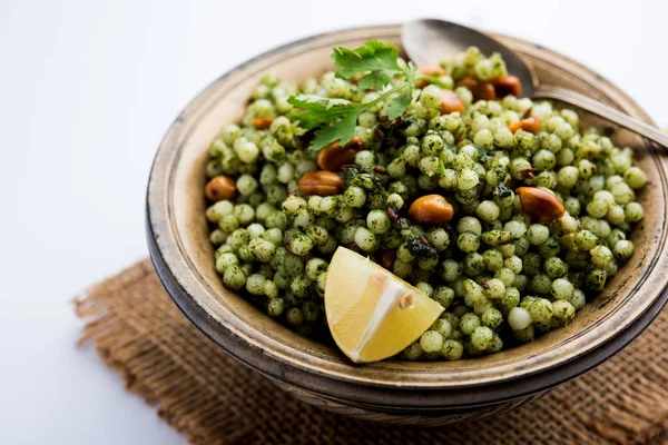 Hariyali sabudana khichdi düzenli Sago khichadi kişniş, biber ve yer fıstığı kullanılarak yapılan lezzetli bir büküm