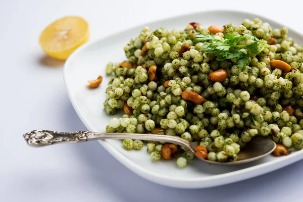 Hariyali sabudana khichdi düzenli Sago khichadi kişniş, biber ve yer fıstığı kullanılarak yapılan lezzetli bir büküm