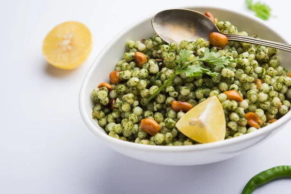 Hariyali sabudana khichdi düzenli Sago khichadi kişniş, biber ve yer fıstığı kullanılarak yapılan lezzetli bir büküm