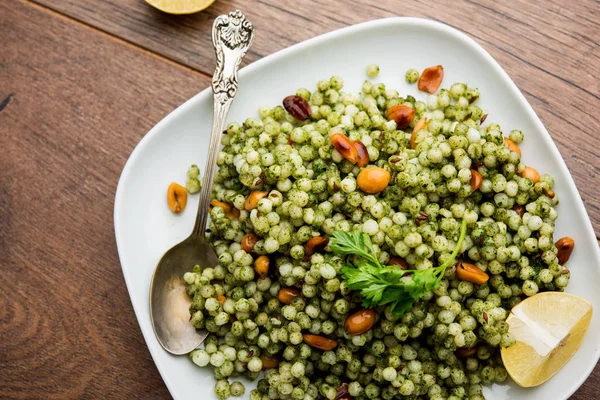 Hariyali sabudana khichdi düzenli Sago khichadi kişniş, biber ve yer fıstığı kullanılarak yapılan lezzetli bir büküm