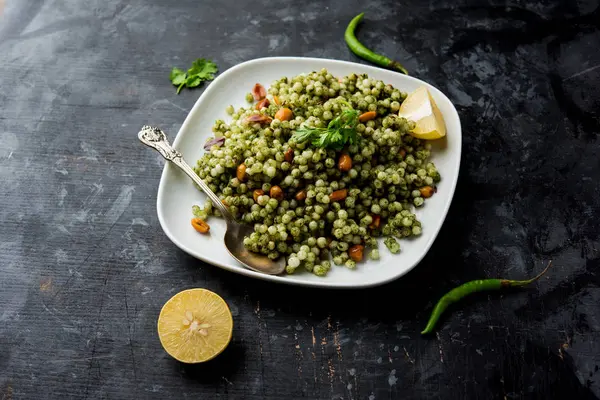 Hariyali sabudana khichdi düzenli Sago khichadi kişniş, biber ve yer fıstığı kullanılarak yapılan lezzetli bir büküm