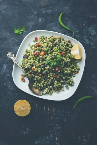 Hariyali sabudana khichdi düzenli Sago khichadi kişniş, biber ve yer fıstığı kullanılarak yapılan lezzetli bir büküm