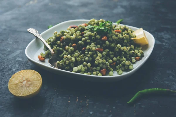 Hariyali sabudana khichdi düzenli Sago khichadi kişniş, biber ve yer fıstığı kullanılarak yapılan lezzetli bir büküm