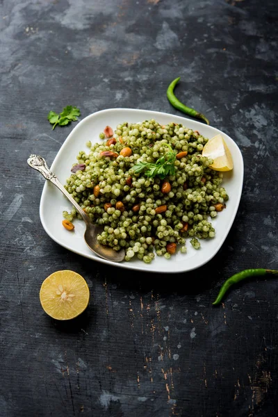 Hariyali sabudana khichdi düzenli Sago khichadi kişniş, biber ve yer fıstığı kullanılarak yapılan lezzetli bir büküm