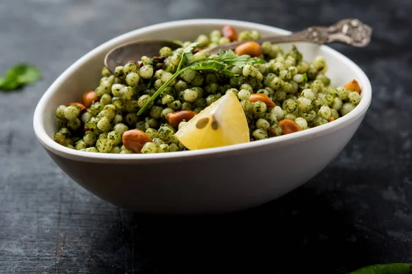 Hariyali sabudana khichdi düzenli Sago khichadi kişniş, biber ve yer fıstığı kullanılarak yapılan lezzetli bir büküm