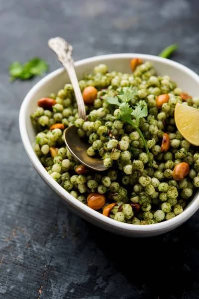 Hariyali sabudana khichdi düzenli Sago khichadi kişniş, biber ve yer fıstığı kullanılarak yapılan lezzetli bir büküm