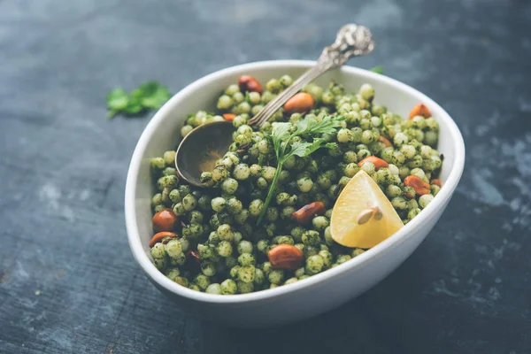 Hariyali sabudana khichdi düzenli Sago khichadi kişniş, biber ve yer fıstığı kullanılarak yapılan lezzetli bir büküm