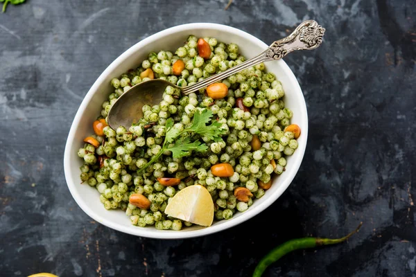 Hariyali sabudana khichdi düzenli Sago khichadi kişniş, biber ve yer fıstığı kullanılarak yapılan lezzetli bir büküm