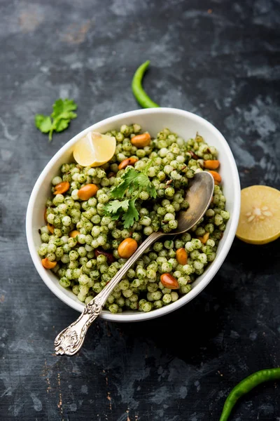 Hariyali sabudana khichdi düzenli Sago khichadi kişniş, biber ve yer fıstığı kullanılarak yapılan lezzetli bir büküm