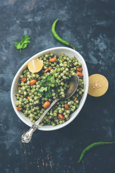 Hariyali sabudana khichdi düzenli Sago khichadi kişniş, biber ve yer fıstığı kullanılarak yapılan lezzetli bir büküm