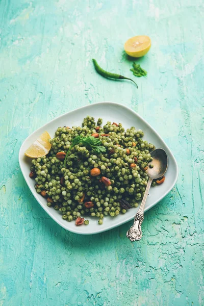 Hariyali sabudana khichdi düzenli Sago khichadi kişniş, biber ve yer fıstığı kullanılarak yapılan lezzetli bir büküm