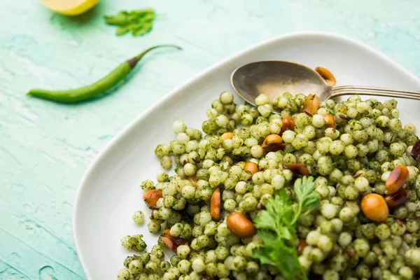 Hariyali sabudana khichdi düzenli Sago khichadi kişniş, biber ve yer fıstığı kullanılarak yapılan lezzetli bir büküm