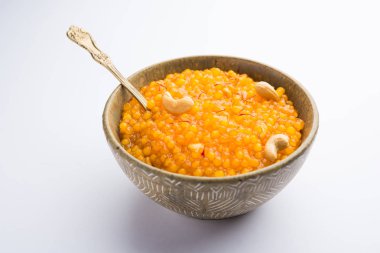 Tatlandırıcı Tapyoka İnci olarak da bilinen Vrat Upvas için Sabudana veya Sago Kesari tatlısı. bir kase de servis edilir. seçici odaklama