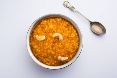 Tatlandırıcı Tapyoka İnci olarak da bilinen Vrat Upvas için Sabudana veya Sago Kesari tatlısı. bir kase de servis edilir. seçici odaklama