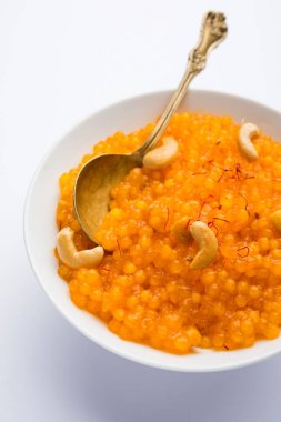 Tatlandırıcı Tapyoka İnci olarak da bilinen Vrat Upvas için Sabudana veya Sago Kesari tatlısı. bir kase de servis edilir. seçici odaklama