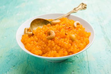 Tatlandırıcı Tapyoka İnci olarak da bilinen Vrat Upvas için Sabudana veya Sago Kesari tatlısı. bir kase de servis edilir. seçici odaklama