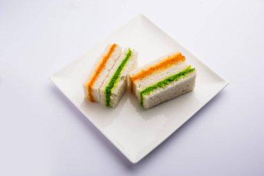 Tiranga / Hint bayrağı renkleri kullanılarak yapılan ve katmanlar halinde bir bardak servis edilen üç renkli tatlı gıda. seçici odaklama