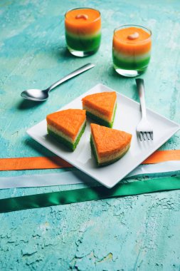Hint Bayrağı renklerini kullanarak bağımsızlık için üç renkli / tiranga Cake / cumhuriyet bayramı kutlaması