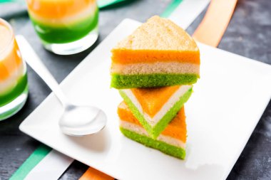 Hint Bayrağı renklerini kullanarak bağımsızlık için üç renkli / tiranga Cake / cumhuriyet bayramı kutlaması