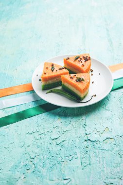 Hint Bayrağı renklerini kullanarak Bağımsızlık/Cumhuriyet Bayramı kutlamaları için üç renkli / tiranga khaman Dhokla