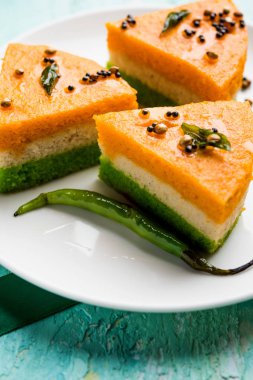 Hint Bayrağı renklerini kullanarak Bağımsızlık/Cumhuriyet Bayramı kutlamaları için üç renkli / tiranga khaman Dhokla