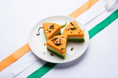 Hint Bayrağı renklerini kullanarak Bağımsızlık/Cumhuriyet Bayramı kutlamaları için üç renkli / tiranga khaman Dhokla