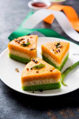 Hint Bayrağı renklerini kullanarak Bağımsızlık/Cumhuriyet Bayramı kutlamaları için üç renkli / tiranga khaman Dhokla