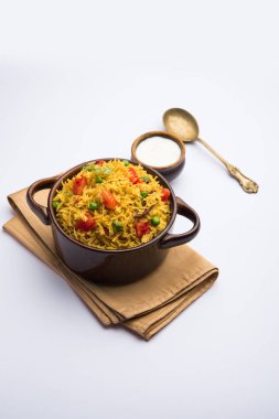 Domates Pirinç de Tamatar Pilav / pulav olarak bilinen basmati pirinç kullanılarak yapılan, bir kase de servis edilir. seçici odaklama