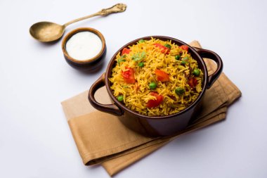 Domates Pirinç de Tamatar Pilav / pulav olarak bilinen basmati pirinç kullanılarak yapılan, bir kase de servis edilir. seçici odaklama