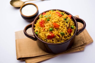 Domates Pirinç de Tamatar Pilav / pulav olarak bilinen basmati pirinç kullanılarak yapılan, bir kase de servis edilir. seçici odaklama