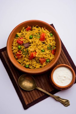 Domates Pirinç de Tamatar Pilav / pulav olarak bilinen basmati pirinç kullanılarak yapılan, bir kase de servis edilir. seçici odaklama