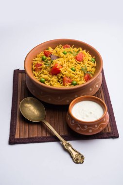 Domates Pirinç de Tamatar Pilav / pulav olarak bilinen basmati pirinç kullanılarak yapılan, bir kase de servis edilir. seçici odaklama