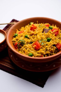 Domates Pirinç de Tamatar Pilav / pulav olarak bilinen basmati pirinç kullanılarak yapılan, bir kase de servis edilir. seçici odaklama