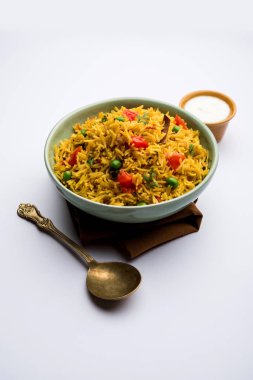 Domates Pirinç de Tamatar Pilav / pulav olarak bilinen basmati pirinç kullanılarak yapılan, bir kase de servis edilir. seçici odaklama