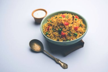 Domates Pirinç de Tamatar Pilav / pulav olarak bilinen basmati pirinç kullanılarak yapılan, bir kase de servis edilir. seçici odaklama